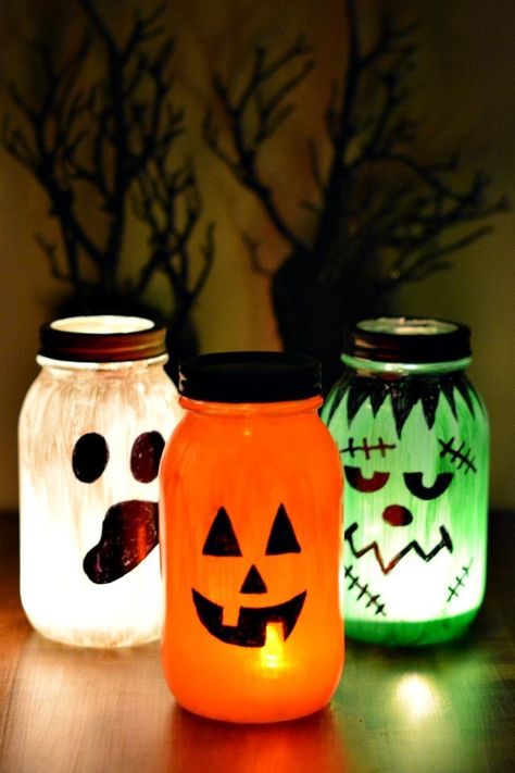 Epic Halloween decor! Diy Halloween Lanterns, Strašidelný Halloween, Mason Jar Halloween Crafts, Halloween Lanterns Diy, Veselý Halloween, Läskig Halloween, Dekorasi Halloween, Glow Halloween, Halloween Jars