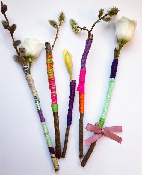 🌸FAIRY WANDS🌸 We made fairy and wizard wands using sticks, string and nature. So simple but they look beautiful. Casting spells on each… Garden Fairy Wands, Nature Wands, Nature Craft Ideas, Nature Arts And Crafts, Camping Theme Birthday, Woodland Fairy Party, Fairy Garden Birthday Party, Casting Spells, Witch Wand