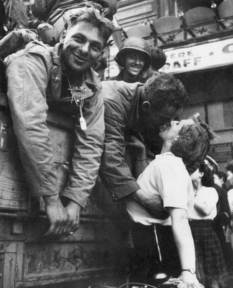 An American Soldier Leans Over The Side Of An Army Vehicle As He Kisses A French Woman On A Bicycle During The Liberation Of Paris, 1944 Liberation Of Paris, American Soldier, History Nerd, Vintage Versace, August 25, Foto Vintage, American Soldiers, Photo Vintage, Vintage Vogue