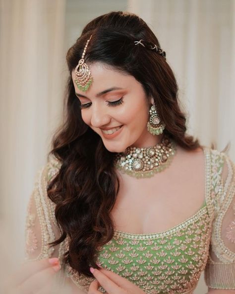 Aastha Shah | My delusional mehendi ceremony with?🧚🏻‍♂️ Outfit - @riantasofficial Jewellery - @mnk.jewels HMU - @kajolrpaswwanmakeupacademy... | Instagram Partition Hairstyle, Cute Photo Poses, Mehendi Ceremony, Iranian Beauty, Best Bridal Makeup, Saree Poses, Desi Fashion Casual, Girl Crush Fashion, Stylish Couple