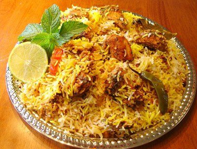 How To Make The Perfect Fragrant CHICKEN BIRYANI The Easy Way-In A Cooker Kashmiri Chicken, Biryani Rice, Malai Kofta, Indian Rice Recipes, Chicken Biryani Recipe, Cibo Asiatico, Dum Biryani, Tandoori Masala, Chicken Biryani