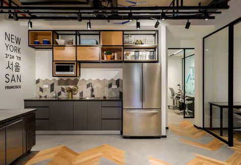 EN Studio and Studio HUBE have designed the new offices of tech company Samsung NEXT, located in Tel Aviv, Israel. Office Kitchenette, Office Break Room, Office Pantry, Design Studio Office, Industrial Office Design, Corporate Office Design, Kabinet Dapur, Modern Office Design, Bureau Design