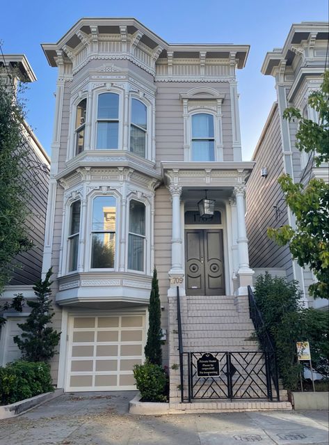 full house san francisco San Francisco House Exterior, Town House Exterior, Houses Reference, San Francisco Townhouse, Aesthetic House Exterior, Cottage Core Bloxburg House, Architecture Studies, Sf House, Edwardian Architecture