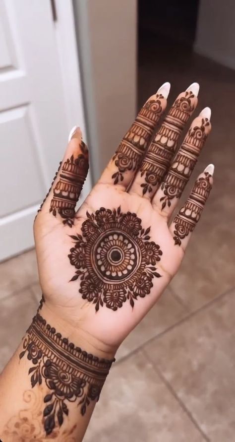 Women Inked Goddess Simple Mehndi Designs For Small Hands, Mendhi Easy Designs, Simple Mehndi Designs Beautiful, Aesthetic Arabic Mehndi Designs, Music Mehendi Designs, One Hand Mehndi Design, Stylish Front Hand Mehndi Designs, Easy Mendhi Designs For Beginners, Gol Tiki Design Mehndi