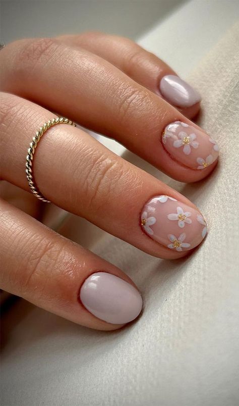 flower nails, flower nail art, flower nails designs, cute flower nails, pink floral nails, short nails flower, daisy nails, ditsy nails, flower and french tip nails Neutral Nail Flower Designs, Boho Short Nail Designs, Nails Summer 2024 Short, Designs For Short Natural Nails, Summer Boho Nails, Summer Beachy Nails, Summer Nails Natural, Cute Spring Break Nails, Pink Flower Nails