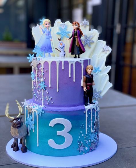 3rd Frozen Birthday Party Ideas, Elsa Frozen 2 Cake Ideas, Ice Cream Cake Frozen Theme, Elsa Centerpieces Frozen Birthday, Frozen Birthday Cupcake Cake, Frozen Cake Balls, Frozen Ombre Cake, Frozen Birthday Cake And Cupcakes, Frozen 3rd Bday Party