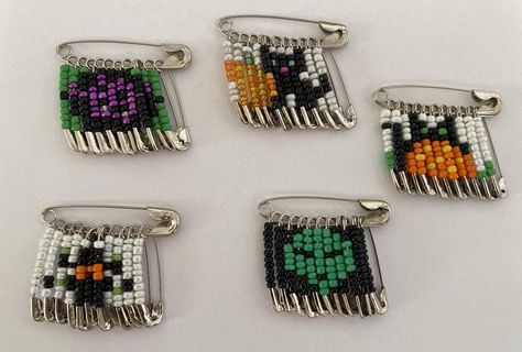 Beaded Safety Pin Patterns, Beaded Safety Pins, Bag Pins Ideas, Safety Pin Beads, Emo Crafts, Safety Pin Keychain, Diy Safety Pin, Safety Pin Diy, Safety Pin Jewelry Patterns