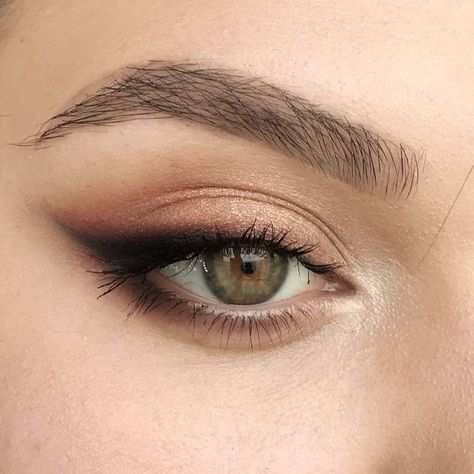 Mac Makeup Eyeshadow, Cat Eye Makeup, Smink Inspiration, Beauty Make-up, Makijaż Smokey Eye, Makeup Hacks, Brown Eyeshadow, Eyeliner Looks, Gel Liner