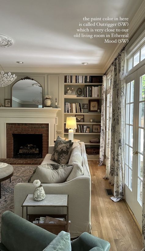 Nancy Myers Homes Aesthetic Living Room, Nancy Meyers House Aesthetic, Nancy Meyers Apartment Aesthetic, Nancy Meyers Exterior, Nancy Meyers Living Room Aesthetic, Nancy Meyers House, Nancy Meyers Apartment, Nancy Meyers Home Aesthetic, Nancy Meyers Interiors Living Rooms