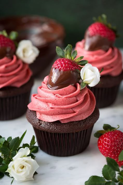 When you can't decide which delicious dessert to make on Valentine's Day, these chocolate covered strawberry cupcakes are just the sweet you're looking for.  #holiday #recipe #food #ideas #valentinesday #dessert #inspiration Covered Strawberry, Strawberry Frosting, Valentines Day Desserts, Mexican Dessert, Makanan Diet, Strawberry Cupcakes, Läcker Mat, Cooking Classy, Deilig Mat