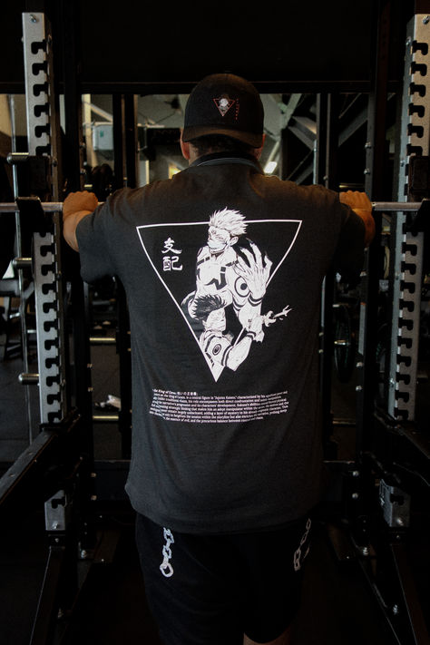 an anime gym bro getting ready to lift a heavy weight on the squad rack. His sukuna pump cover gives him strength beyond humanly possible. he enters the domain expansion of a gym bro and wil squad over 9000 kilos. Anime Jujutsu Kaisen, Pump Cover, Gym Shirt, Gym Inspiration, In The Gym, Gym Shirts, Most Powerful, Jujutsu Kaisen, The Gym