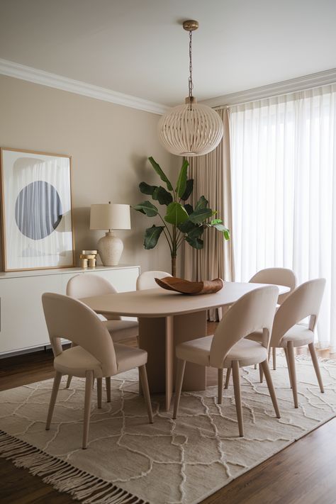 18 Easy Dining Room Decor Ideas That Are Timeless Dining Room Decor For Apartment, Dining Table Design Modern Luxury, Small Dining Room Ideas Apartment, Simple Dining Room Decor, Contemporary Dining Room Decor, Dining Table Decor Everyday, Cream Dining Room, Timeless Dining Room, Small Dining Room Decor