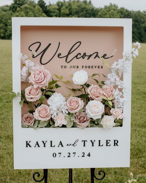 Our Polaroid flower box signs have been one of our best sellers this past year ☺️ We now offer them with faux florals too! 💖 Flower Baby Shower Theme, Baby Shower Themes Neutral, Wedding Donuts, Bridal Fair, Welcome Board, Wedding Stage Design, Wedding Signs Diy, Wedding Design Decoration, Wedding Decor Style