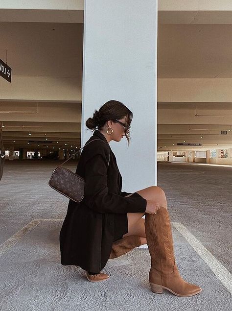 Cowboy boots outfit. Cowboy boots aesthetic. Fall aesthetic. Cowboy boots outfit fall. Camel Boots Outfit, Cowboy Boots Outfit Fall, Cowboy Boots Outfit Winter, Brown Cowboy Boots Outfit, Botas Outfit, Suede Boots Outfit, Short Cowgirl Boots, Brown Boots Outfit, Camel Outfit