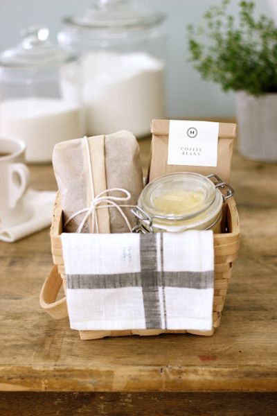 easy diy gift idea...coffee...bread loaf...spread...tea towel..basket Breakfast Basket, Welcome Basket, Welcome Baskets, Kenny Loggins, Diy Gift Baskets, Wedding Welcome Bags, Navidad Diy, Cadeau Diy, Honey Butter