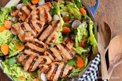 Grilled Asian Pork Tenderloin Salad with Honey-Ginger Vinaigrette Pork Tenderloin Salad, Seared Tuna Salad, Asian Pork Tenderloin, Pork Salad, Asian Pork, Recipes Asian, Big Salad, Salad Recipes For Dinner, Main Dish Salads