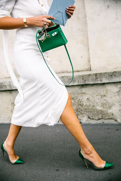 The Best Street Style From Milan Fashion Week Sac Hermes Kelly, Tas Hermes, Milan Fashion Week Spring 2020, Hermes Kelly Bag, Green Purse, Kelly Bag, The Best Street Style, Mode Ootd, Hermes Handbags