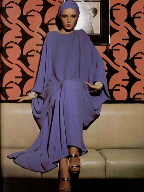 Vintage Fashion: Givenchy, 1970. Purple Kaftan Dress. Mode Queer, Jerry Hall, Jean Shrimpton, Fashion 1970s, Christie Brinkley, Queer Fashion, Linda Evangelista, Retro Mode, 1970s Fashion