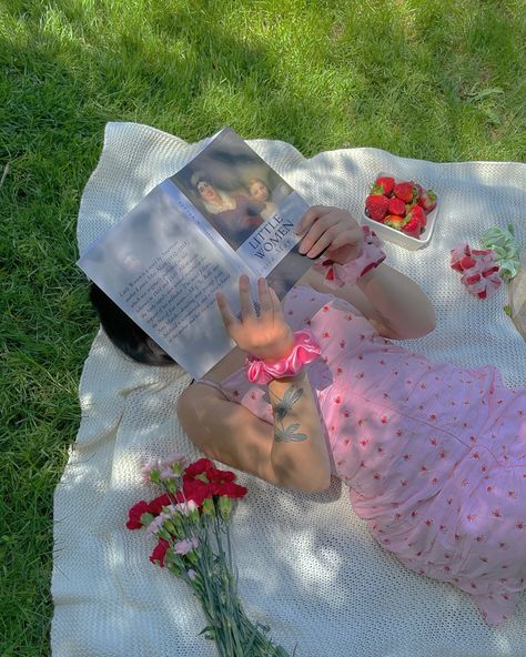 Strawberry Picnic Photoshoot, Picnic Strawberries, Picnic Core, Cottage Core Picnic, Cottage Core Bedroom, Picnic Pictures, Picnic Photography, Picnic Photoshoot, Aesthetic Picnic