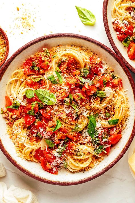 This bruschetta-inspired pasta is tossed with fresh tomatoes, basil, garlic, onions, balsamic and finished with a sprinkling of crispy garlicky breadcrumbs. Ready to go in 30 minutes! Everything you love about fresh tomato basil bruschetta...tossed Italian Sides, Pasta Entrees, Meatless Entrees, Bruschetta Pasta, Tomatoes Recipes, Tomato Pasta Recipe, Bruschetta Toppings, Gluten Free Spaghetti, Pasta Meals