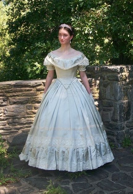 . 1838-40 Christmas ballgown (2016) Late 1830s bonnet and mantle (2016) 1837-38 cream poplin dress (2015) Ear... Christmas Ballgown, Victorian Ballgown, 1840s Dress, 1830s Dress, 1800s Dresses, Victorian Ball Gowns, Chartreuse Dress, Victorian Era Dresses, Southern Belle Dress