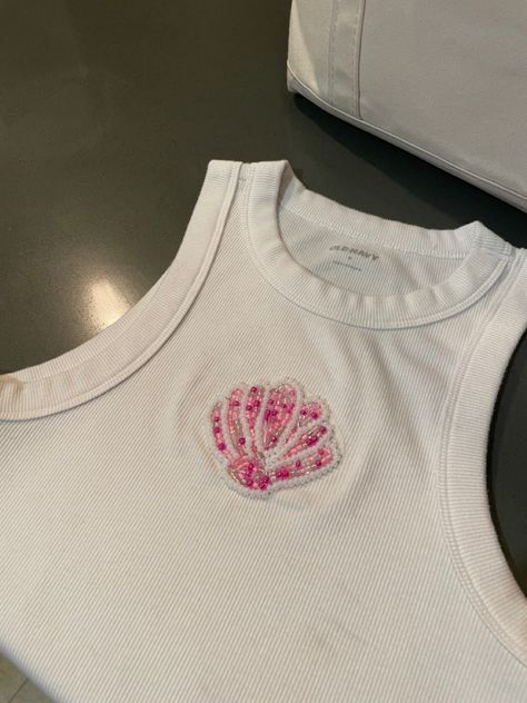 Shell Bead Embroidery, Bead Embroidery Tshirt, Beaded Embroidery Shirt, College Shirt Diy, Beads Clothes, Kids Street Style, Beaded Shirt, Hand Beaded Embroidery, Pearl Embroidery