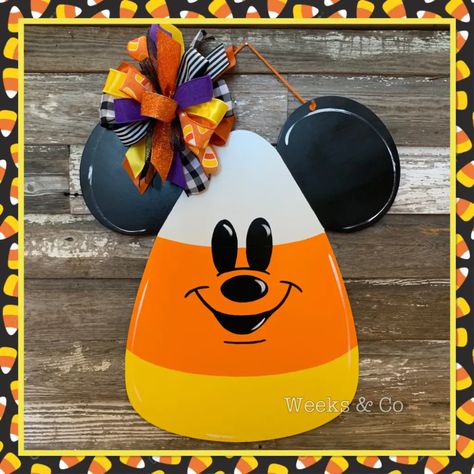 Disney Halloween Diy, Modern Halloween Decor, Disney Halloween Decorations, Dekorasi Halloween, Halloween Door Hanger, Candy Corn Halloween, Disney Font, Halloween Door Hangers, Mickey Mouse Halloween