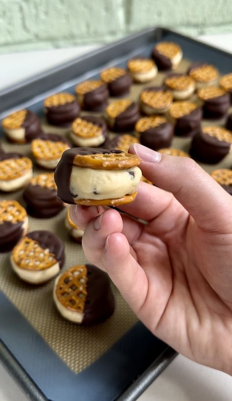 Cookie Dough Pretzel Bites Cookie Dough Pretzels, Chocolate Chip Cookie Dough Brownie Bites, Christmas Snacks And Treats, Pretzel Stick Appetizers, Cookie Dough Cheesecake Bites, Desert Snack Ideas, Healthy Pretzel Snacks, Cookie Dough Pretzel Bites, Things To Make With Cookie Dough