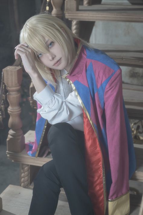 Blonde Howl J. Pendragon from Studio Ghibli Howl's Moving Castle, cosplayed by おじぎ@ojigi_chandayo ~.~ Howl Pendragon Pfp, Howl Pendragon Cosplay, Howl Cosplay, Howls Moving Castle Cosplay, Howl Jenkins, Cosplay Poses, Howl Pendragon, Ghibli Museum, Howl And Sophie