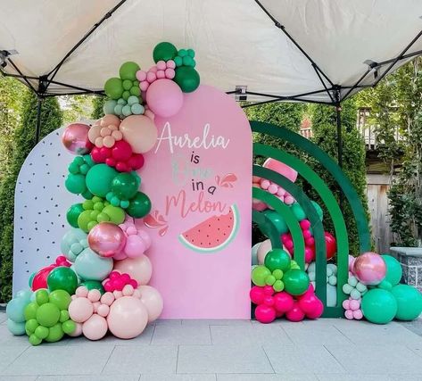 Watermelon Birthday Party Theme, Birthday Party Paper Decorations, Tutti Frutti Birthday Party, Watermelon Theme, Fruit Birthday Party, Watermelon Birthday Parties, First Birthday Balloons, Fruit Birthday, Decoration Evenementielle