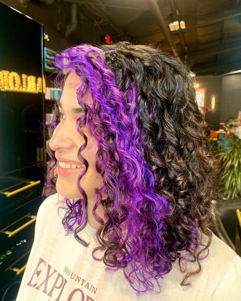 Purple Money Piece Curly Hair, Curly Hair Money Piece, Purple Money Piece Hair, Purple Money Piece, Money Piece Curly Hair, Hair Money Piece, Purple Curly Hair, Purple Money, Money Piece