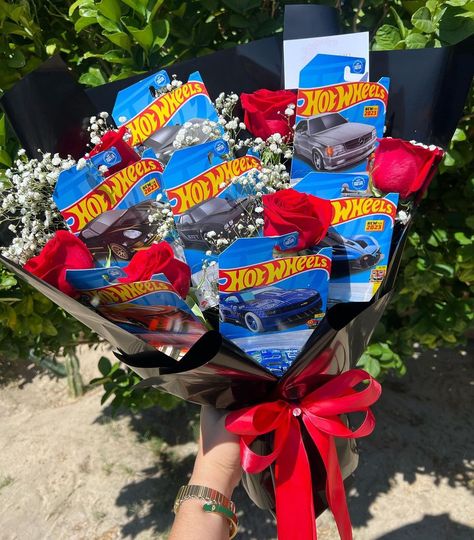 Hot Wheels x Flor Hermosa Bouquets 🤝🏻🏁 #florhermosabouquets #nationalbffday #hotwheels #forhim #custombouquet #instaflowers #explorepage | Instagram Hot Wheels Basket Ideas, Hot Wheel Flower Bouquet, Custom Diy Gifts, Hotwheel Bouquets, Red Bull Bouquet, Hot Wheels Bouquet Tutorial, Hot Wheels Flower Bouquet, Hotwheels Bouquet With Flowers, Ramos For Him