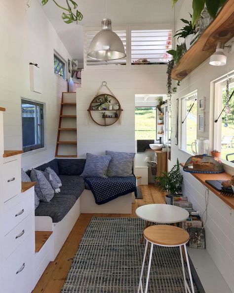 Tiny House Roof Deck, Tiny House With Deck, Best Tiny House Designs, Tiny Houses Ideas, Tiny Deck, Mini Living Room, Deck Roof, Wohne Im Tiny House, Tiny House Interior Design