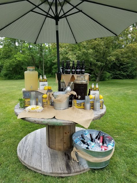 Outdoor Drinks Station, Drink Station Ideas Party Outdoor, Summer Drink Station, Outdoor Drink Station, Beverage Station Party, Batman Themed Birthday Party, Food Set Up, Snack Station, Beverage Station