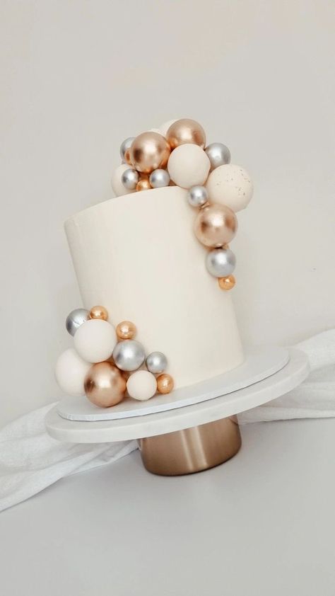 White Gold And Silver Birthday Cake, Gold And Silver Cake Ideas, Silver And Gold Birthday Cake, Cake With Gold Balls, Gold Macaroons, White And Gold Cake, White Fondant Cake, Floral Cake Design, Cake Design For Men