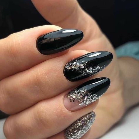 Manicure Chip Nails, Black Almond Nails, Black Nails With Glitter, Nagel Design, January Nails, Black Nail Designs, Nagel Inspo, Nail Designs Glitter, New Year's Nails