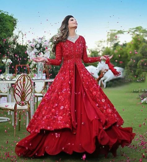 Western Dress वेस्टर्न ड्रेस, भारतीय दुल्हन संबंधी, Dulhan Makeup, डिजाइनर कपड़े, Red Bridal Dress, Long Gown Design, Latest Bridal Dresses, Party Wear Gown, Pakistani Fancy Dresses