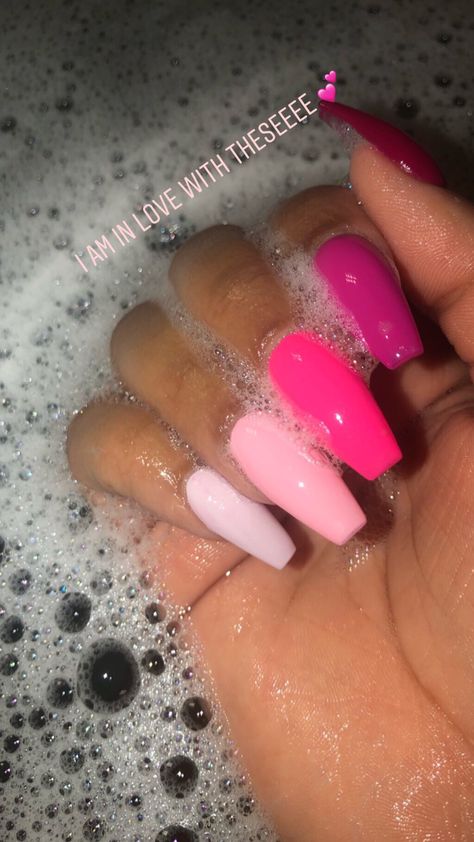 Kiley Jenner Nails, Highlighter Nails, Pink Ombré Nails, Kylie Nails, Shiny Nails Designs, Kylie Jenner Nails, Pink Chrome Nails, Ombré Nails, Pink Ombre Nails