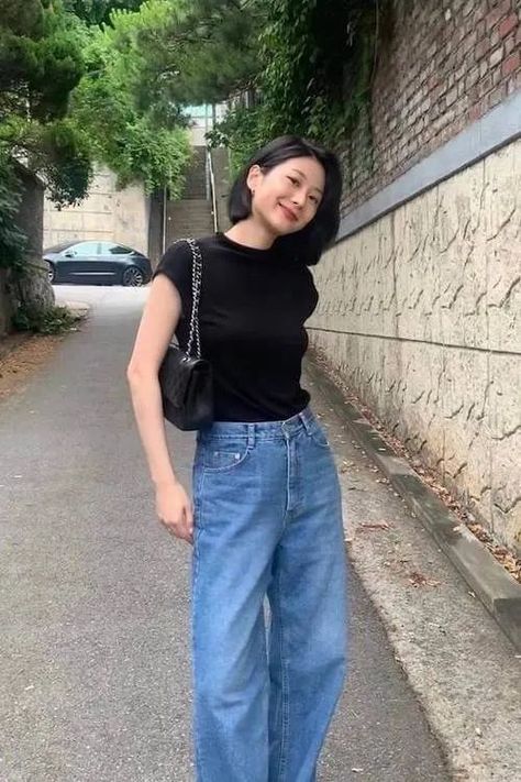 The gauze material is very beautiful. Summer In Seoul Outfit, Casual Outfits Korean Summer, Outfits To Look Expensive, Summer Korean Outfits Street Styles, Korean Casual Outfits Summer, Korean Outfits Summer, Casual College Outfits Summer, Summer Korean Outfits, Casual Asian Fashion