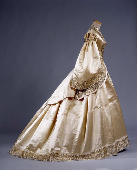 Robe de mariée, 1862, Palazzo Pitti | www.europeanafashion.e… | Flickr Embellished Wedding Dress, 1800s Fashion, 19th Century Fashion, Old Dresses, Antique Wedding, Antique Dress, Wedding Gowns Vintage, Vintage Gowns, Vestidos Vintage