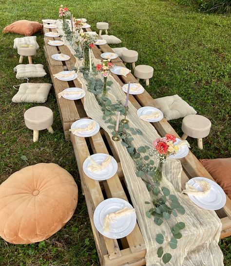 Wooden Pallet Table Party, Picnic Table Arrangements, Garden Boho Party, 30th Birthday Garden Party, Bohemian Backyard Party, Boho Party Ideas, Picnic Events, Vintage Picnic Wedding, Bloom Bar