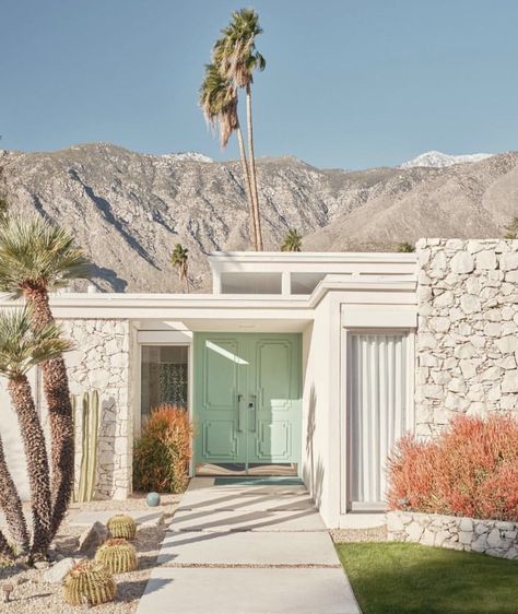 Palm Springs Homes Exterior, California Beach House Exterior, Palm Springs House Exterior, Palm Springs Exterior, Palm Springs Living Room, Desert House, Palm Springs Landscaping, Palm Springs Homes, Mid Century Palm Springs