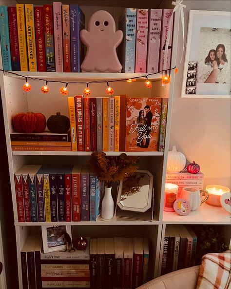 sunday shelfie 🎃🍂🍁 decorated my shelves for fall and im OBSESSED. . . #sundayshelfie #falldecor #bookshelves #bookstagram #bookstagrammer #booksta Decorated Bookshelf, Bookshelf Setup, Halloween Bookshelf Decor, Fall Bookshelf Decor, Shelving Organization, Fall Bookshelf, Fall Tbr, Bookshelves Aesthetic, Bookshelf Inspo