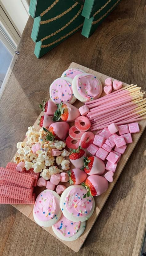 13 Birthday Snack Table, Slumber Party Treats, Pink Slumber Party Aesthetic, Barbie Snacks, Barbie Party Food, Teen Party Food, Aesthetics Food, Birthday 17, Church Friends