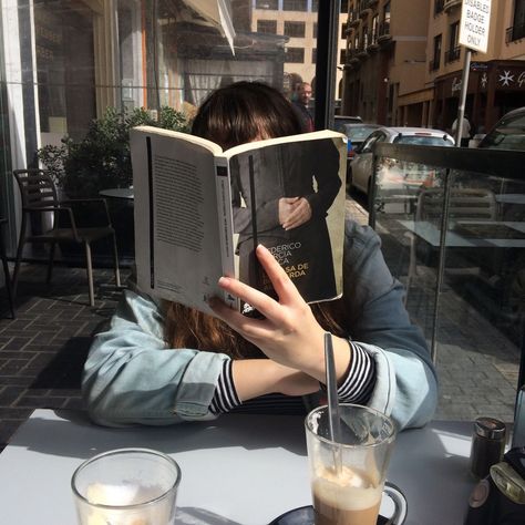 Fotografi Urban, An Open Book, Bookstagram Inspiration, Fotografi Editorial, Foto Vintage, Zooey Deschanel, Reading A Book, Coffee And Books, Open Book