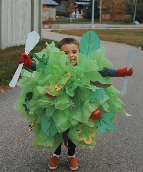 Make an elaborate salad costume for your kiddo for less than $5! All you need is 1 T-shirt (one or two sizes bigger than normal), green tissue paper, construction paper or poster board, red balloons and a hot glue gun! #costume #halloween #DIY #crafts #costumes Salad Costume, Vegetable Costumes, Meme Costume, Amazing Halloween Costumes, Best Couples Costumes, Green Tissue Paper, Food Costumes, Creative Mom, Costume Works