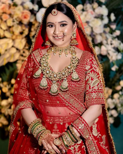 Round Face Jewelry, Bridal Jewellery For Red Lehenga, Round Face Bridal Makeup, Dulhan Pic, Bridal Makeup Indian, Diwali Dress, Latest Bridal Makeup, Anniversary Letter, Latest Bridal Lehenga Designs