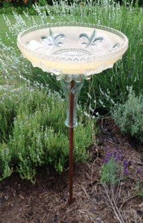 Bird Baths Homemade, Bird Bath Ideas, Glassware Garden Art, Glass Bird Bath, Glass Light Shades, Diy Bird Bath, Bird Bath Garden, Garden Whimsy, Glass Garden Art