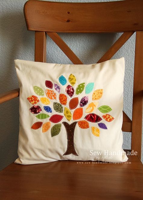 scrappy applique pillow www.sew-handmade.blogspot.com (no pattern but good inspiration) Applique Pillows Ideas, Scrappy Applique, Embroidery Trees, Family Tree Craft, Fancy Pillows, Cushion Ideas, Applique Cushions, Cushion Cover Pattern, Pillow Cases Diy