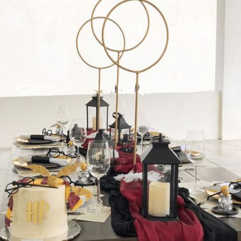 Harry Potter Tablescape Birthday, Chic Harry Potter Party, Harry Potter Dinner Party Table Settings, Classy Harry Potter Party, Elegant Harry Potter Party, Harry Potter Christmas Table, Harry Potter Party Centerpiece, Harry Potter Table Centerpieces, Harry Potter Tablescape